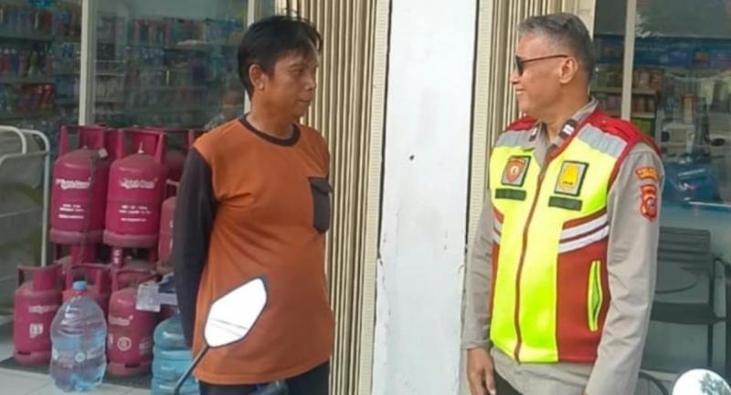 Patroli Dialogis Personel Polsek Lemahabang Sosialisasikan Pelarangan Knalpot Tidak Sesuai Spesifikasi Teknis Di Obyek Vital