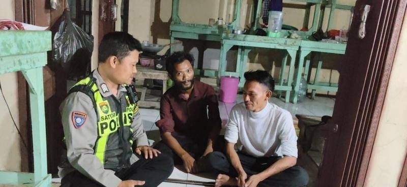 Perkuat Keamanan Lingkungan, Bhabinkamtibmas Polsek Banyusari Turun Ronda Bersama Warga