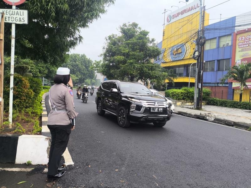 Satlantas Polres Karawang Hadirkan Pelayanan Humanis saat Lakukan Pengaturan Arus Lalu Lintas