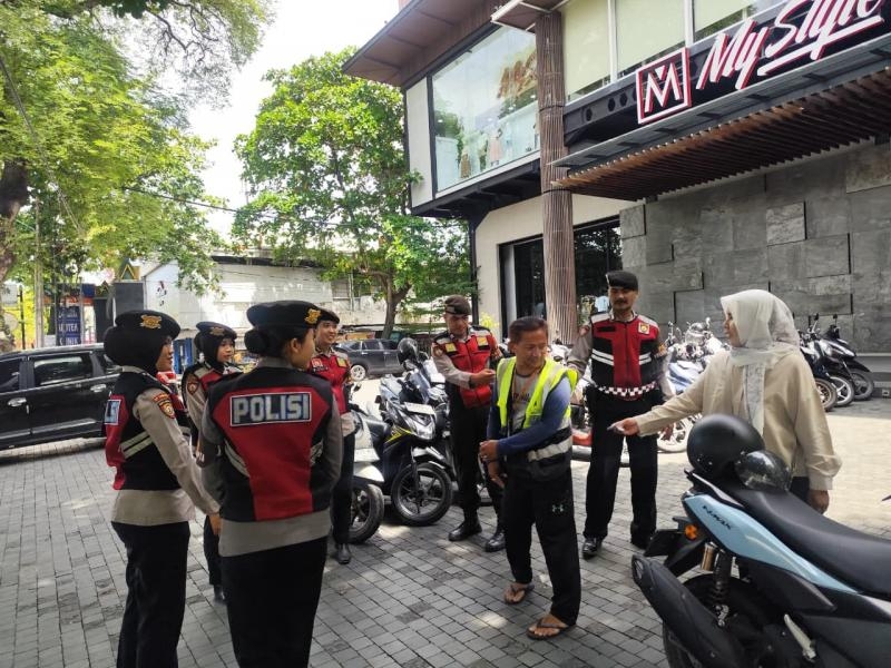 Patroli Humanis Samapta Polda NTB Jaga Keamanan Kawasan Pertokoan dan Pasar di Mataram