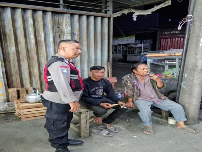 Ajak Peduli Kamtibmas Jadi Pesan Patroli Malam Polsek Tegalwaru Sambang Warga di Loji Kidul
