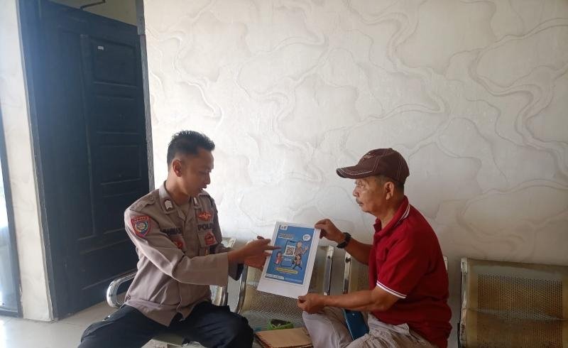 Anggota Polsek Batujaya mensosialisasikan QR Code Div Propam Polri melalui kegiatan Sambangnya