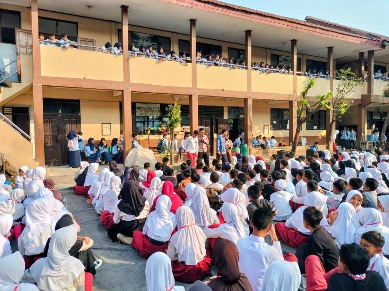Bentengi Generasi Digital Sejak Hari Pertama, SMPN 1 Klari Gandeng Polisi Edukasi Bahaya Judi Online Saat MPLS   