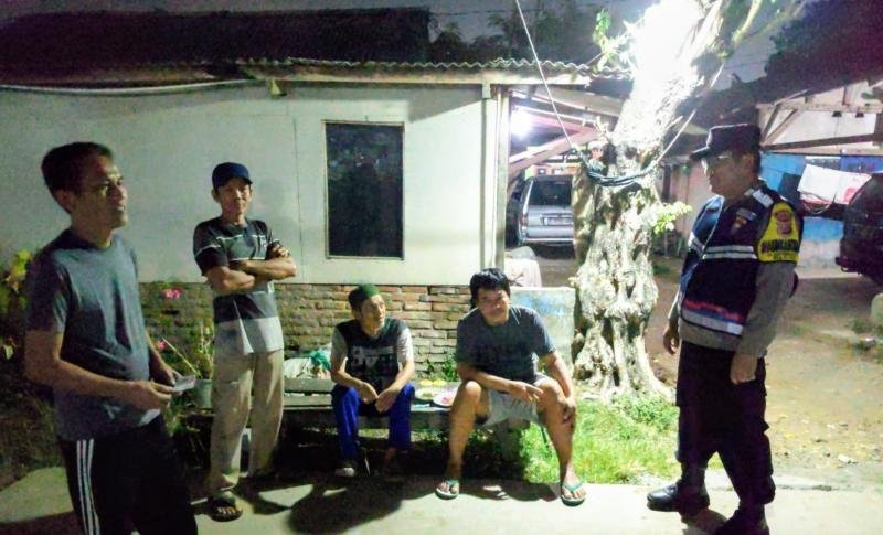 Bhabinkamtibmas Polsek Klari Patroli Malam Sambangi Warga Saat Ronda Malam