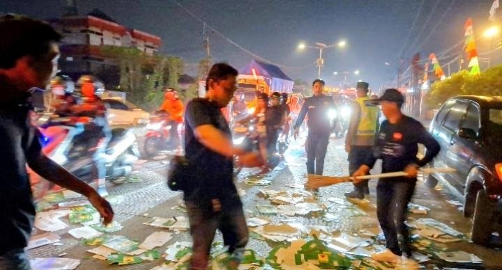 Peduli Keselamatan Pengguna Jalan, Piket Pawas Iptu Yoyo Waluyo Bersama Personel Bersihkan Kardus Berserakan di Jalan Raya Kopel