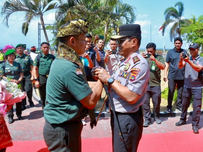 Irjen Kalingga Sambut Pangdam XXX/Rinambora di Bandara Internasional ZAM