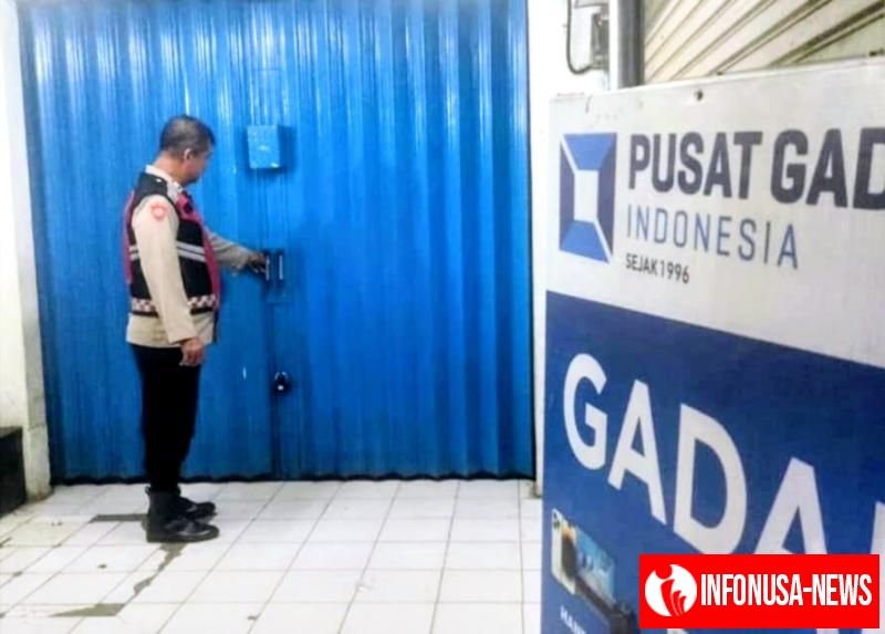 Kunci Ruko Pusat Gadai Loji Diperiksa Personil Polsek Tegalwaru Pada Patroli Malam Pastikan Aman