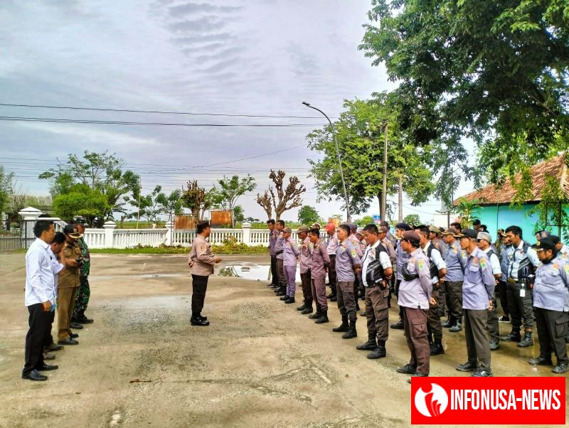 Bhabinkamtibmas Polsek Rengasdengklok bersama Babinsa Berikan Pelatihan PBB Linmas Se- Kecamatan Jayakerta