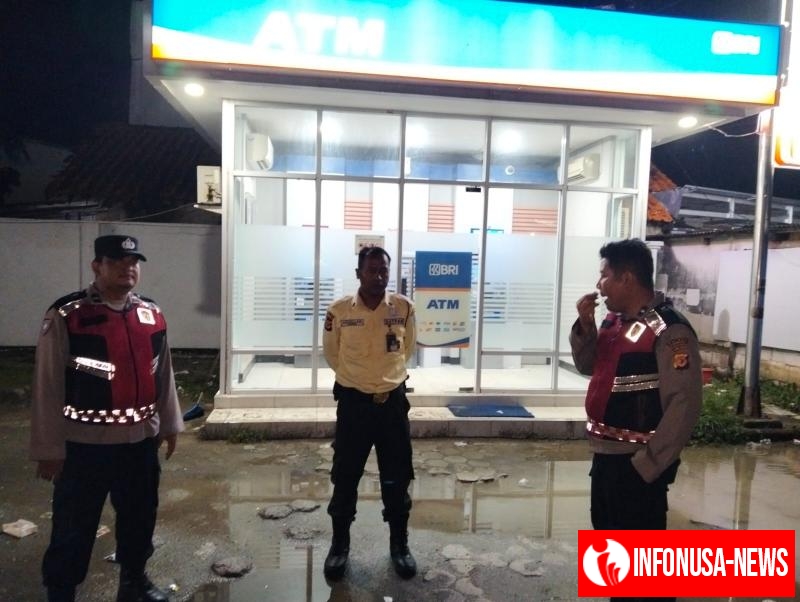 Anggota Polsek Batujaya Sambangi Scurity Bank BRI Unit Batujaya dimalam hari