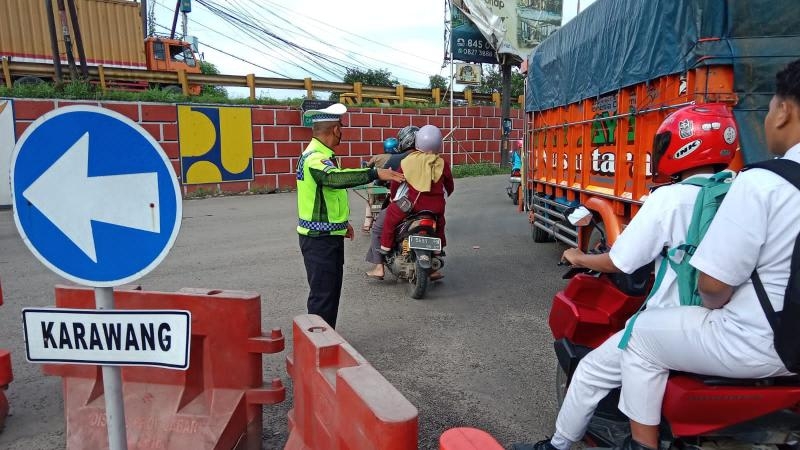 Cegah Kemacetan Kendaraan, Polantas Laksanakan Gatur Lalin di Sejumlah Ruas Jalan Raya Utama Karawang