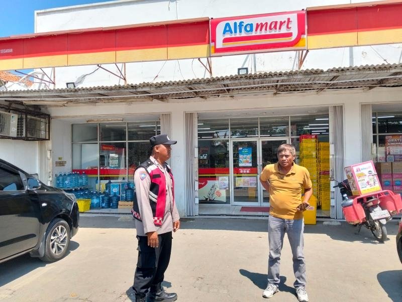 Upaya Anggota Polsek Batujaya laksanakan Patroli Prekat serta Ciptakan Keamanan di Minimarket di Wilayah Binaan