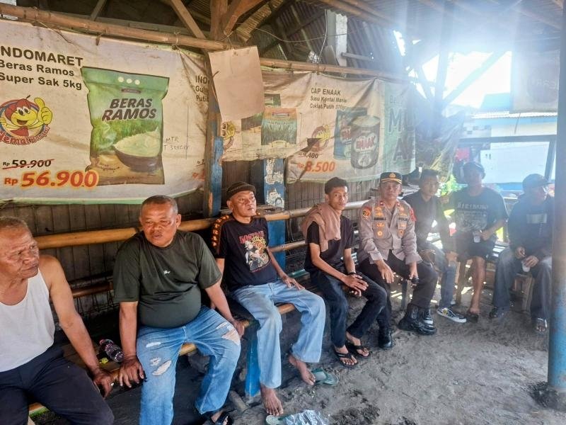 Kapolsek Klari Polres Karawang Gelar Giat Jumat Curhat di Pangkalan Ojeg Desa Gintungkerta