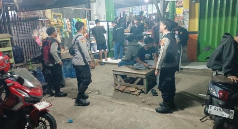 Dalam Upaya Personel Polsek Lemahabang Imbau Warga Untuk Tetap Pertahankan Kamtibmas