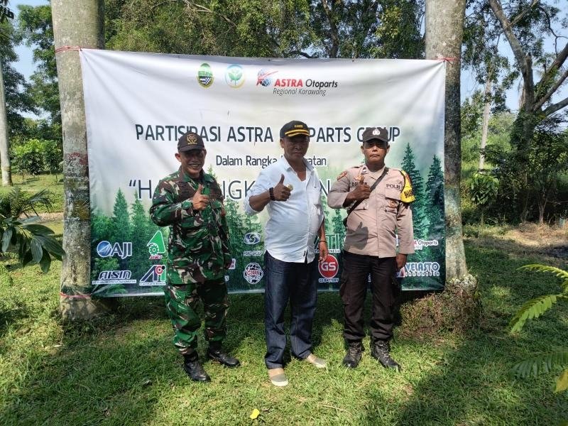 Bhabinkamtibmas Polsek Klari Hadiri Kegiatan Penanaman Pohon di Desa Karanganyar dalam Rangka Hari Lingkungan Hidup