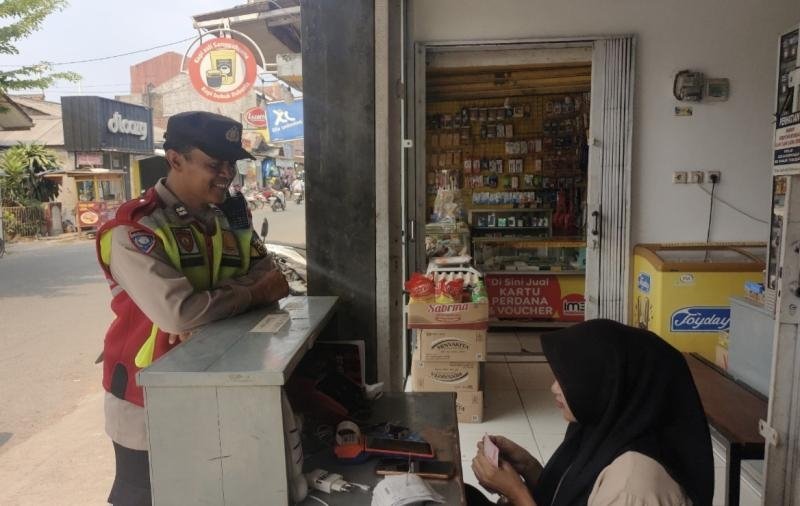 Personil Polsek Tegalwaru Patroli Siang Monitor Pertokoan di Loji Imbau Humanis Agar Waspada Kejahatan