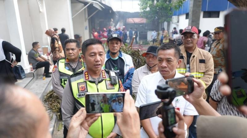 Kapolresta Karawang Bersama Bupati dan Forkopimda Karawang, Gerak Cepat Tangani Kebakaran ATR/BPN Kabupaten Karawang.