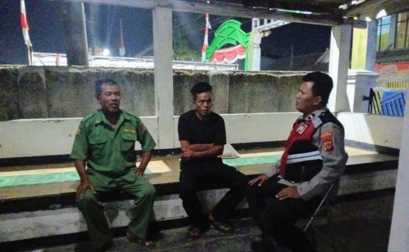 Rutin Jaga Kondusifitas Lingkungan, Bhabinkamtibmas Polsek Telagasari Laksanakan Siskamling Antisipasi C3