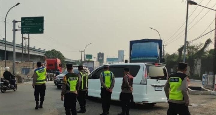 Polsek Klari Bersama Polresta Karawang Laksanakan Pengamanan dan Monitoring Antisipasi Keberangkatan Massa Unjuk Rasa ke Jakarta
