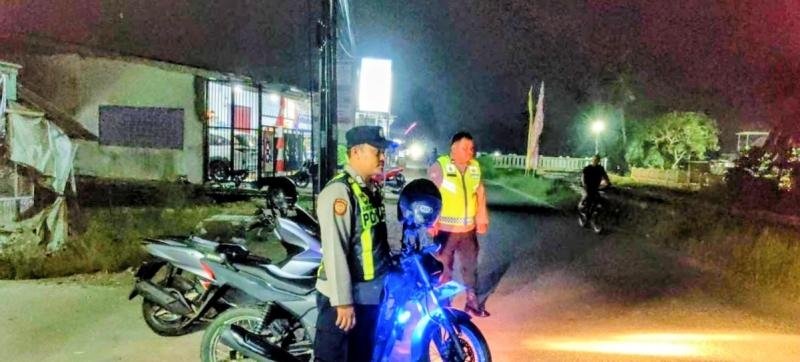 Patroli Humanis di Jalan Raya Pasar Gempol, Polsek Banyusari Hadir Berikan Rasa Aman kepada Masyarakat