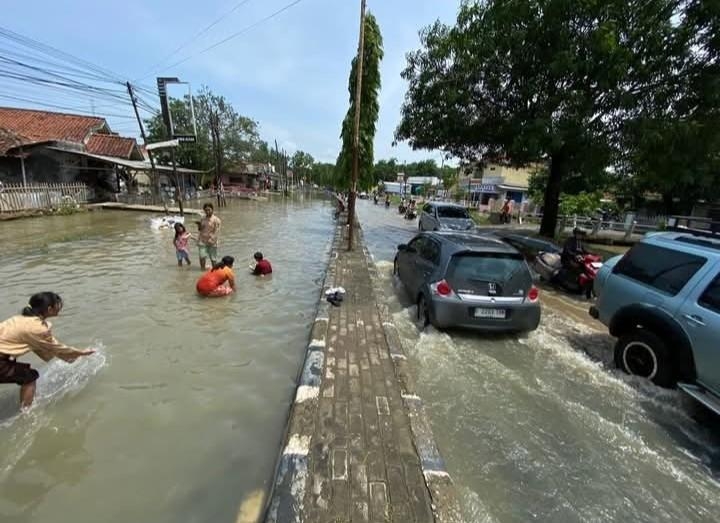 Di Tengah Banjir Indramayu, Anak-Anak Menjaga Riang di Jalan yang Terendam 