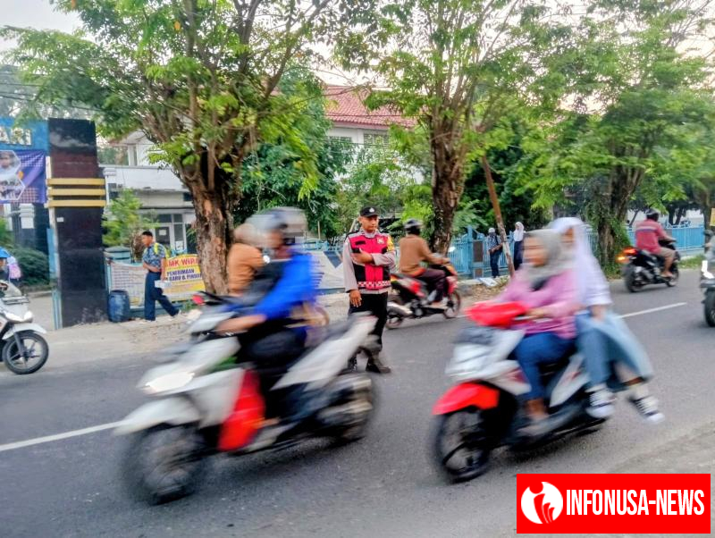 Bhabinkamtibmas Polsek Telagasari Bantu Sebrangkan Siswa dalam Giat Gatur Pagi