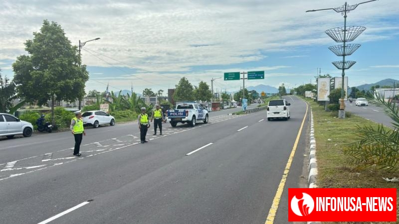 Satgas Kamseltibcar Lantas Ops Lilin Rinjani 2025 Amankan Arus Lalu Lintas di Depan Gereja, Ibadah Natal Berjalan Lancar