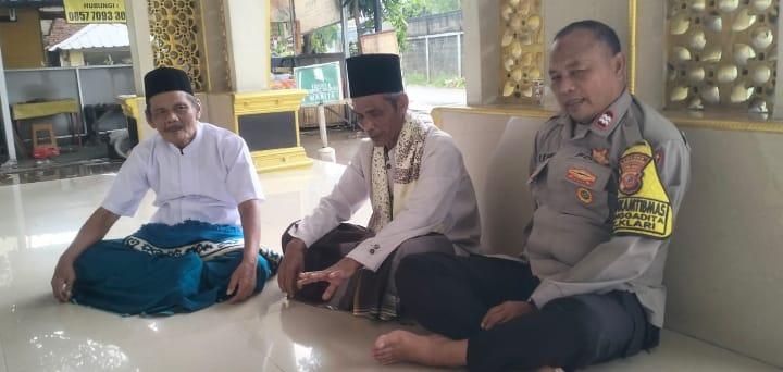 Perkuat Silaturahmi Usai Salat Dzuhur, Bhabinkamtibmas Klari Rangkul Tokoh Agama Jaga Kamtibmas 