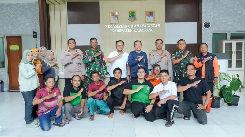 Kapolres Karawang Bersama Forkopimda Tinjau Lokasi Banjir di Kecamatan Cilamaya Wetan