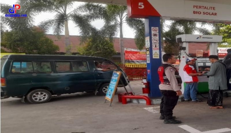 Aipda Agus Rahmat Personel Polsek Lemahabang Sosialisasikan Pelarangan Knalpot Tidak Sesuai Spesifikasi Teknis Di Obyek Vital