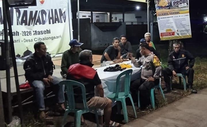 Bhabinkamtibmas Desa Cibalongsari Po?sek Klari Patroli Dialog Sambangi Warga di Posko Ramadan
