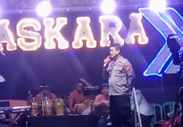 Bhabinkamtibmas Polsek Klari Berikan Himbauan Kamtibmas di Acara Hajatan