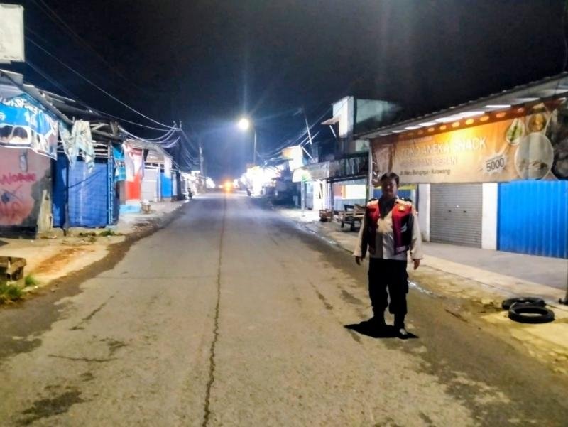Anggota Polsek Batujaya laksanakan Patroli Prekat dalam rangka Antisipasi Kenakalan Remaja pada malam hari