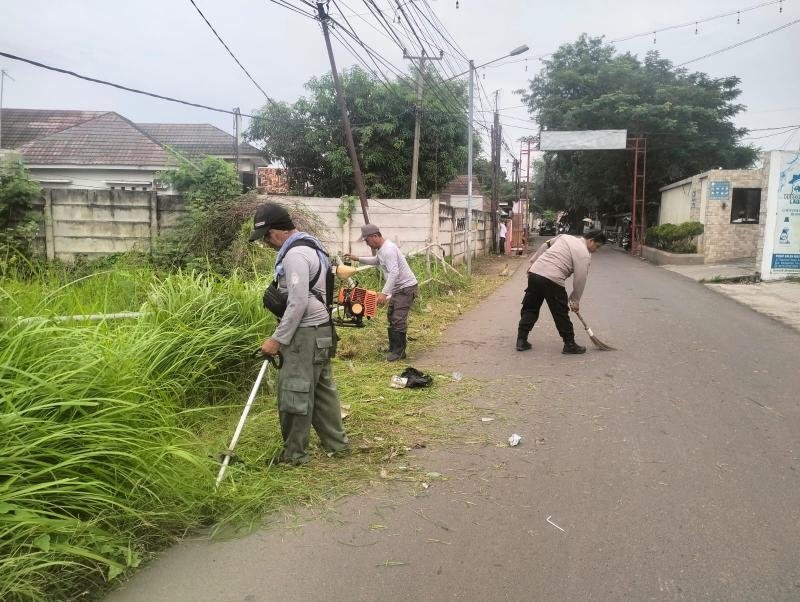 Sinergi Tanpa Batas, Bhabinkamtibmas Polsek Telukjambe Timur dan Aparatur Desa Sukaharja Gelar Kerja Bakti Bersama