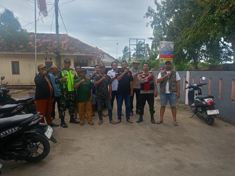 Sinegritas TNI-POLRI dilakukan Oleh Anggota Polsek Batujaya dan Anggota Koramil Batujaya dalam Wujudkan Kamtibmas di Wilayah Hukum Polsek Batujaya
