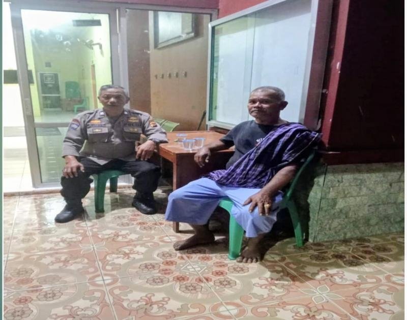 Personil Polsek Tegalwaru Patroli Makan Sapa Petugas Jaga Kantor Desa Cipurwasari Waspada Kamtibmas