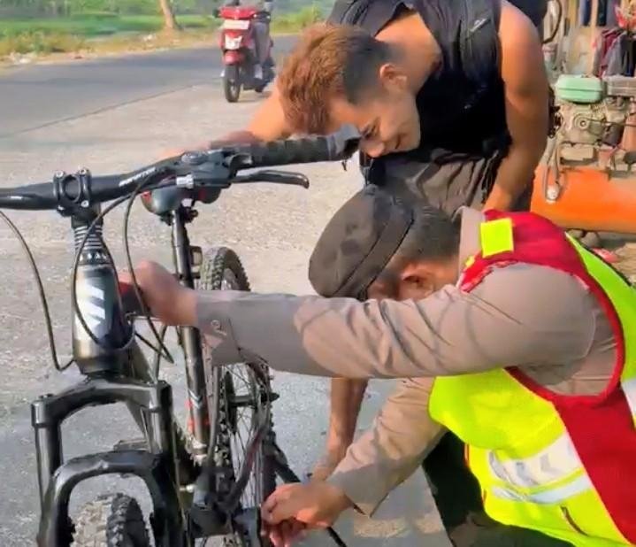 Kapolsek Telukjambe Barat bersama Anggota Bantu WNA Asal Jepang Perbaiki Sepeda dan Antar ke Bengkel