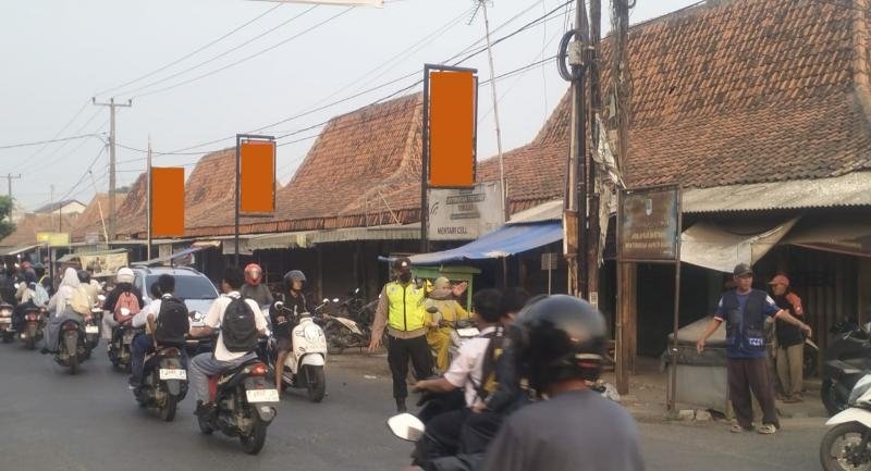 Personel Polsek Lemahabang Laksanakan Gatur Lalin Persimpangan Pasar Tradisional