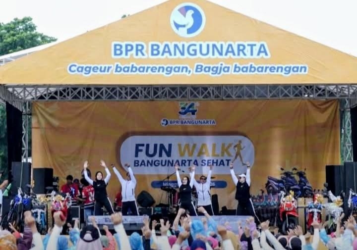 Gerimis Tak Surutkan Langkah, Ribuan Warga Subang Meriahkan Fun Walk Bangunarta Sehat