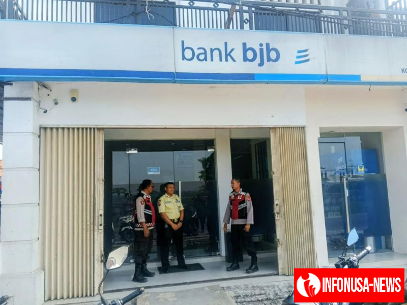 Anggota Polsek Batujaya Ciptakan Keamanan Bank BJB Unit Batujaya