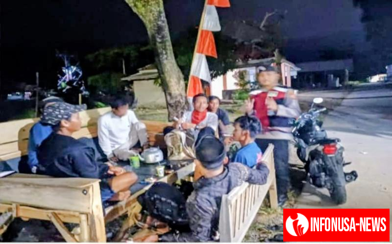 Bhabinkamtibmas Polsek Tegalwaru Sambang Warga di Poskamling Cijati Mekarbuana Ajak Jaga Kondusifitas