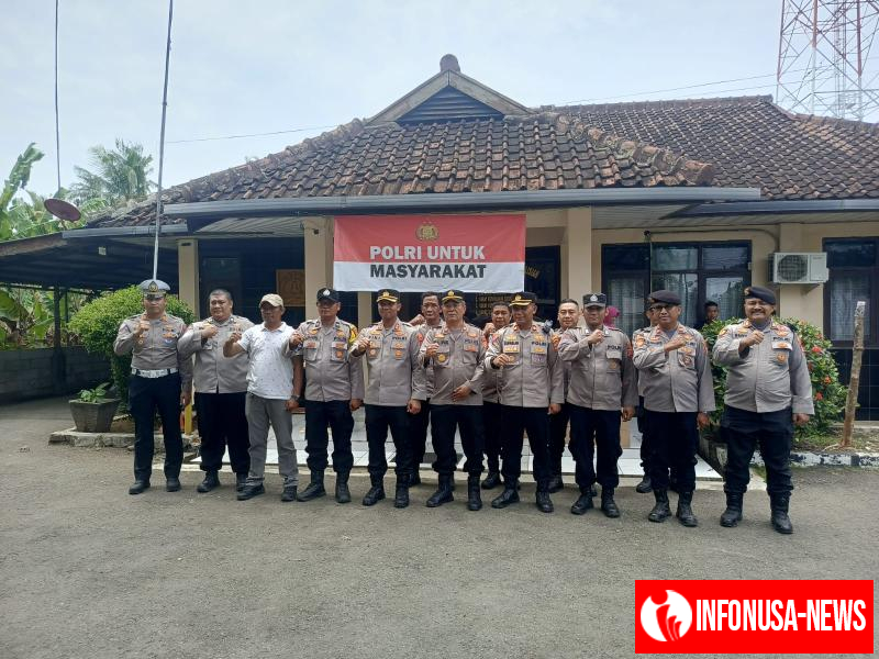 Kunjungan Kerja Kapolres Karawang dimako Polsek Tempuran, di sambut hangat Kapolsek Tempuran beserta Personil.