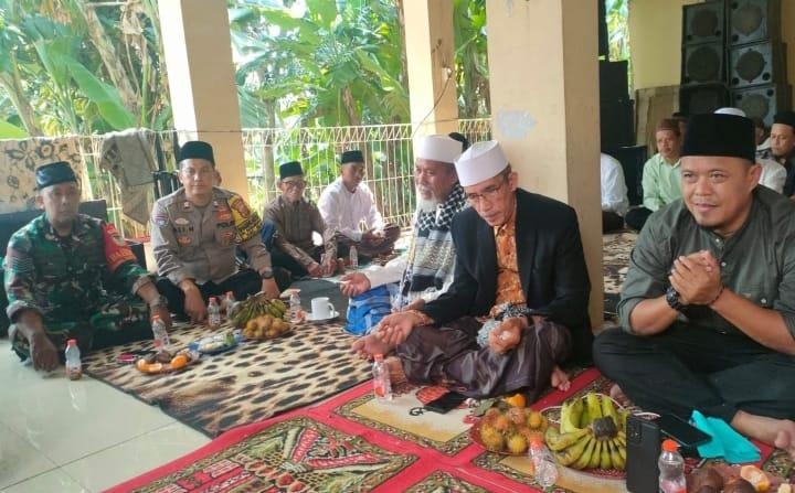 Bhabinkamtibmas Bersama Babinsa AD Hadiri Peringatan Isra Mi’raj 1447 H/2025 di Desa Sumurkondang