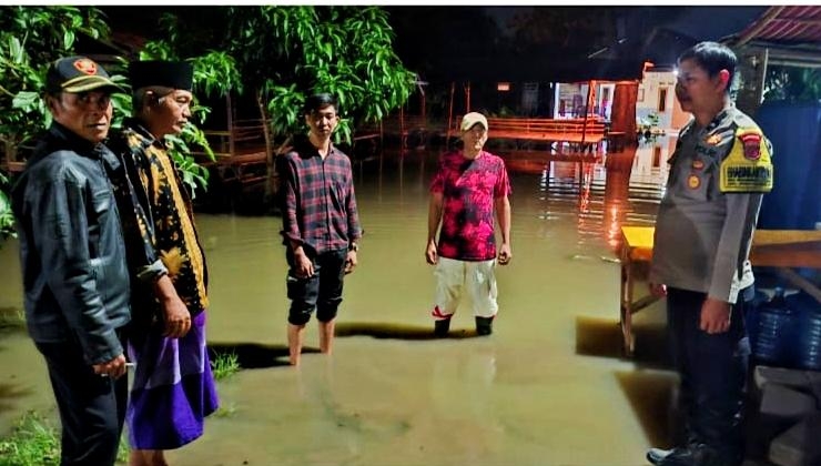 Bhabinkamtibmas Polsek Rengasdengklok Bersama Aparatur Desa Giat Pengecekan Banjir di Wilayah Desa Binaan