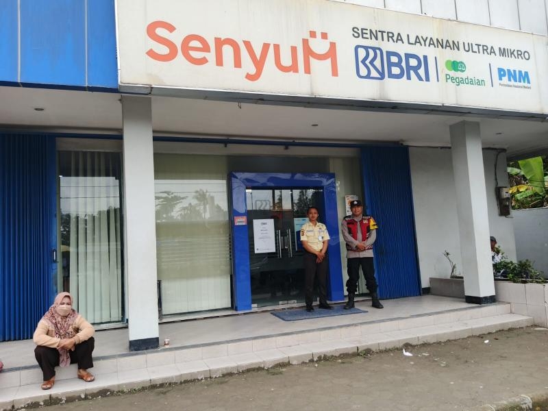 Aipda Hengky Anggota Polsek Batujaya Sambangi Scurity Bank BRI Unit Batujaya dan menyampaikan Himbauan Kamtibmas