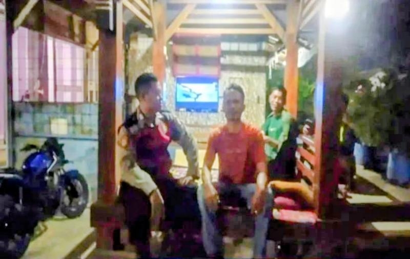 Pak Bhabinkamtibmas Ikut Serta Dalam Giat Ronda Bersama Warga