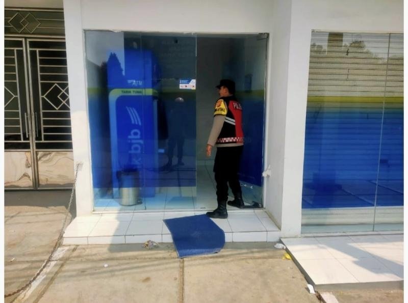 Personil Polsek Tegalwaru Patroli Siang Monitor Sarana Perbankan BJB Loji dan Pastikan Aman