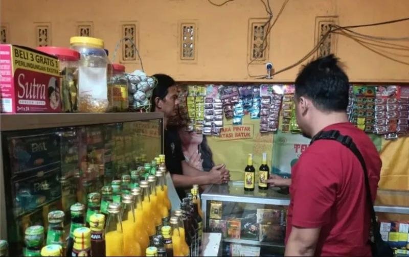 Upaya Kring Serse Polsek Banyusari Datangi Toko Jamu Temukan Miras 2 Botol Kecil