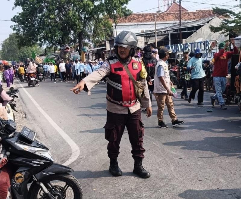 Anggota Polsek Banyusari Ciptakan Keamanan di Acara Hiburan/Hajatan di Desa Gempol