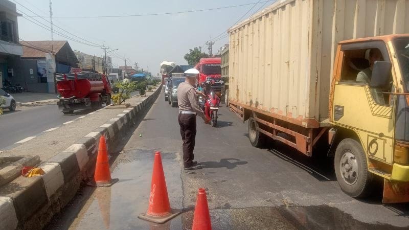 Personil Lantas Polsek Klari Hadir di Tengah Padatnya Arus Lalin di Jalan Raya Klari