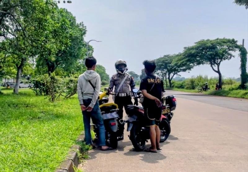 Budayakan Kamseltibcarlantas, Satlantas Polresta Karawang Bina Etika Berlalu Lintas Kepada Pengendara Motor di Jalan Raya